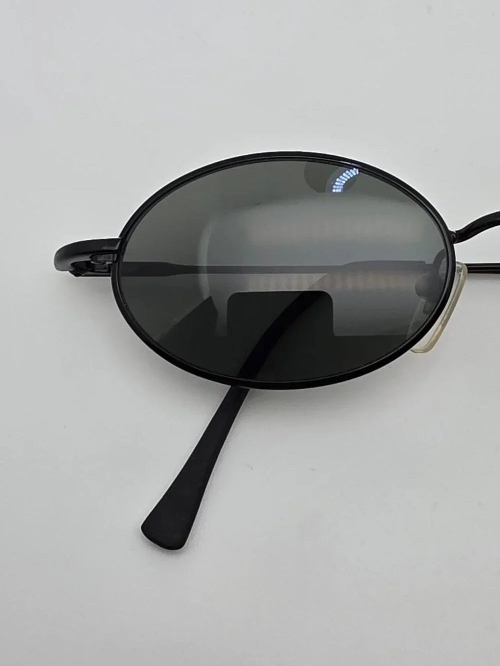 DKNY 7202S 001 Black Frame Green Lens Oval Sunglasses w/ Case 48-20-145